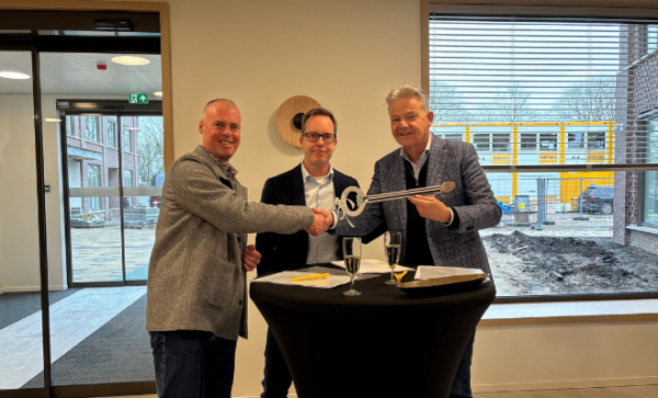 Sleuteloverdracht Spinaker - Aris van Galen (Ontwikkelaar Vastgoed), Gijs Wagemakers (directeur Heijmans Woningbouw) en Jack Jansen (Raad van Bestuur van De Wever)