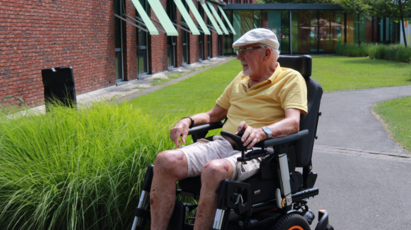 Man rijdend in elektrische rolstoel
